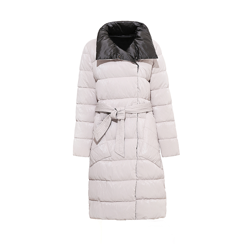 Ladies's reversibele warme jas met een kraag.
